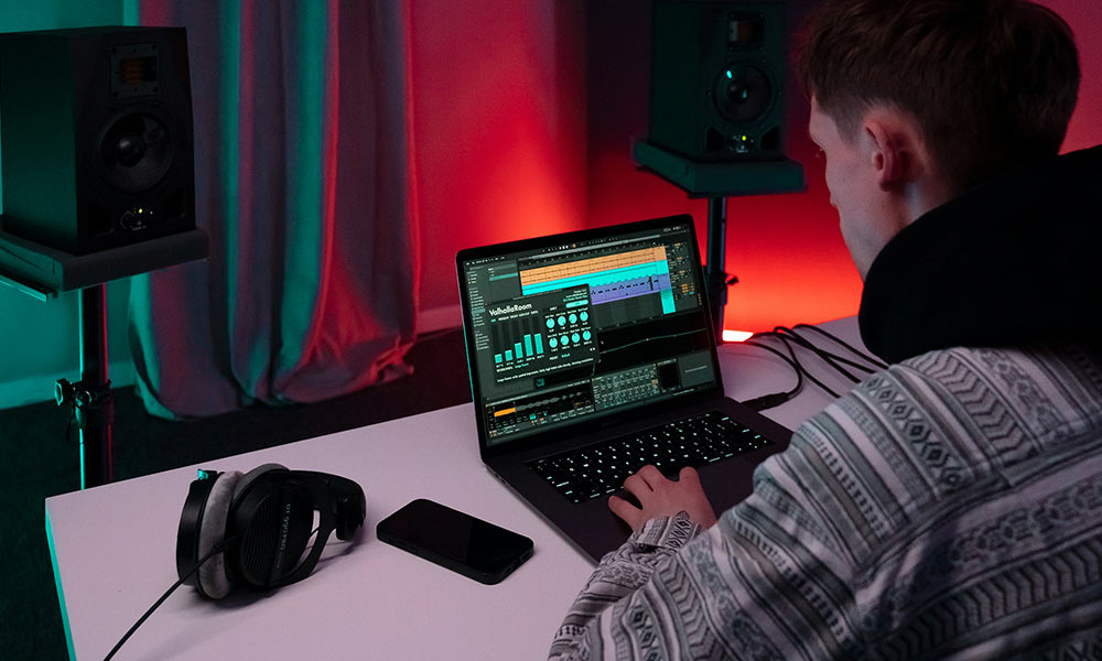 Productor musical trabajando con plantillas y atajos en Ableton Live para mejorar su flujo de trabajo